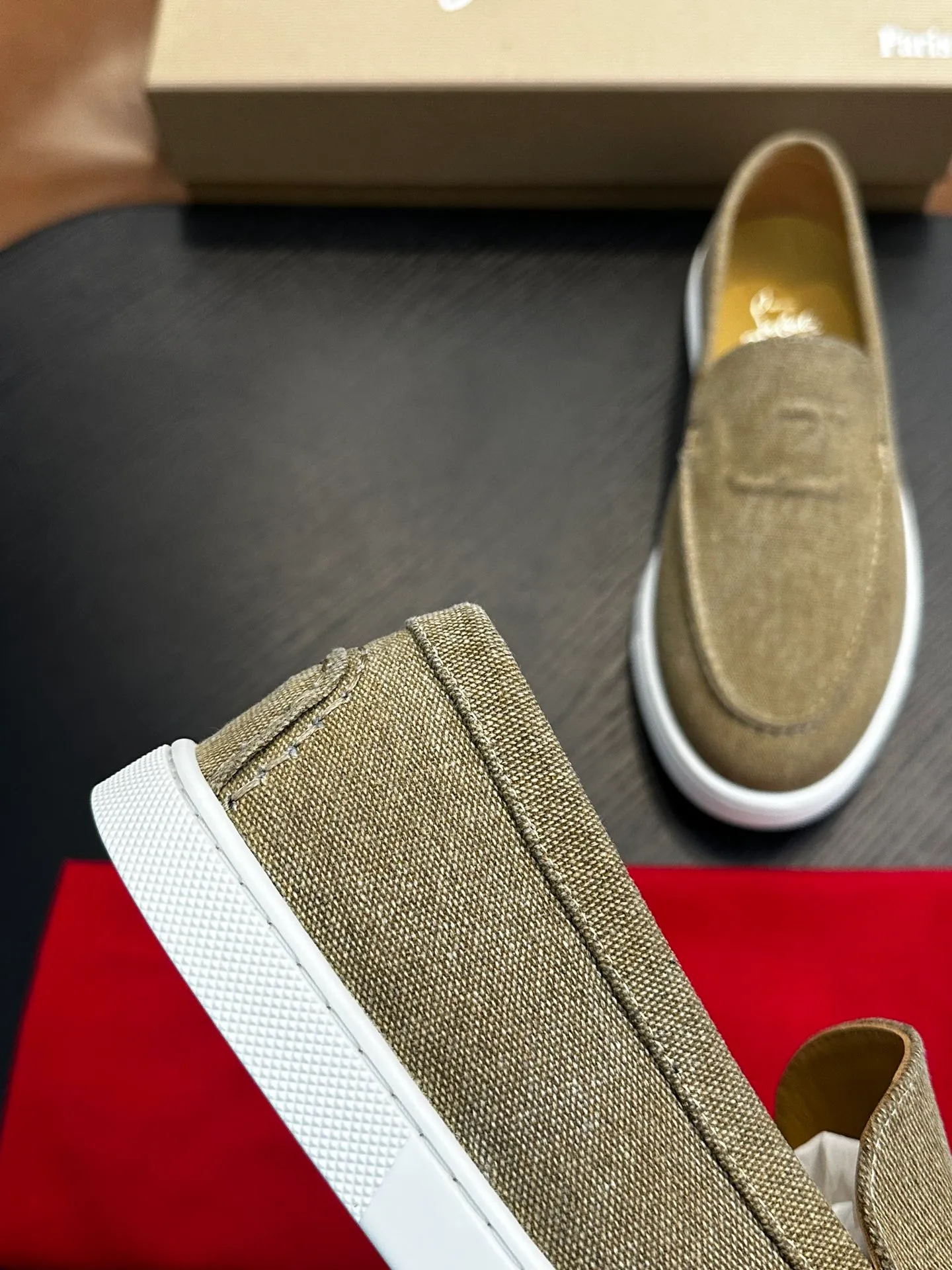 P760💰Christian Louboutin (red-soled shoes) Italian men’s casual sneakers are shipped! Each pair of shoes from this Italian handmade shoe brand has a simple and classic design, which is very comfortable and versatile! The upper fabric of this shoe is made of imported cowhide, with high-end and comfortable cowhide lining! The outsole is made of original rubber bottom sheets and is lined with cowhide! Brand-specific molded footbed, exclusive private mold control! Original box packaging, with shoe storage bag! 39 40 41 42 43 44 (38 45 46 customized)
